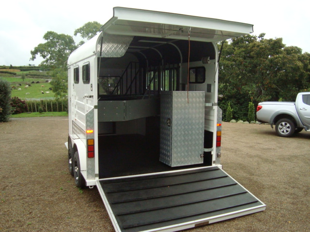 Flutuador de cavalo com carga de ângulo alongado para 2 cavalos