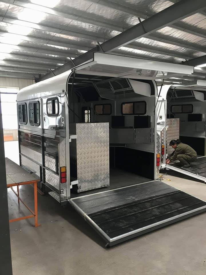 Flutuador de cavalo com carga de ângulo alongado para 2 cavalos