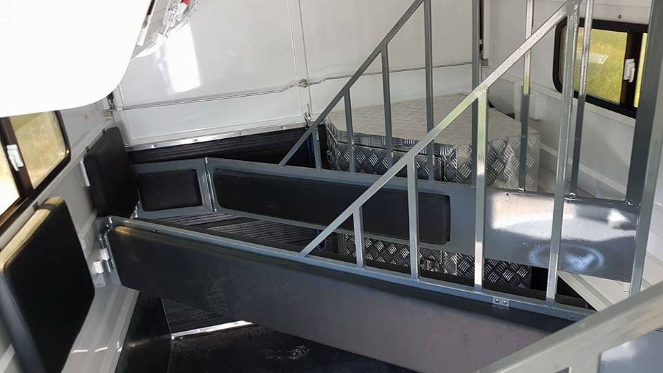 Flutuador de cavalo com carga de ângulo alongado para 2 cavalos