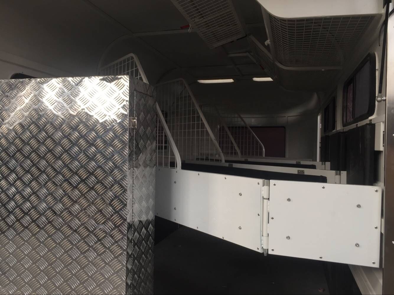 Flutuador de cavalo de carga angular para 3 cavalos