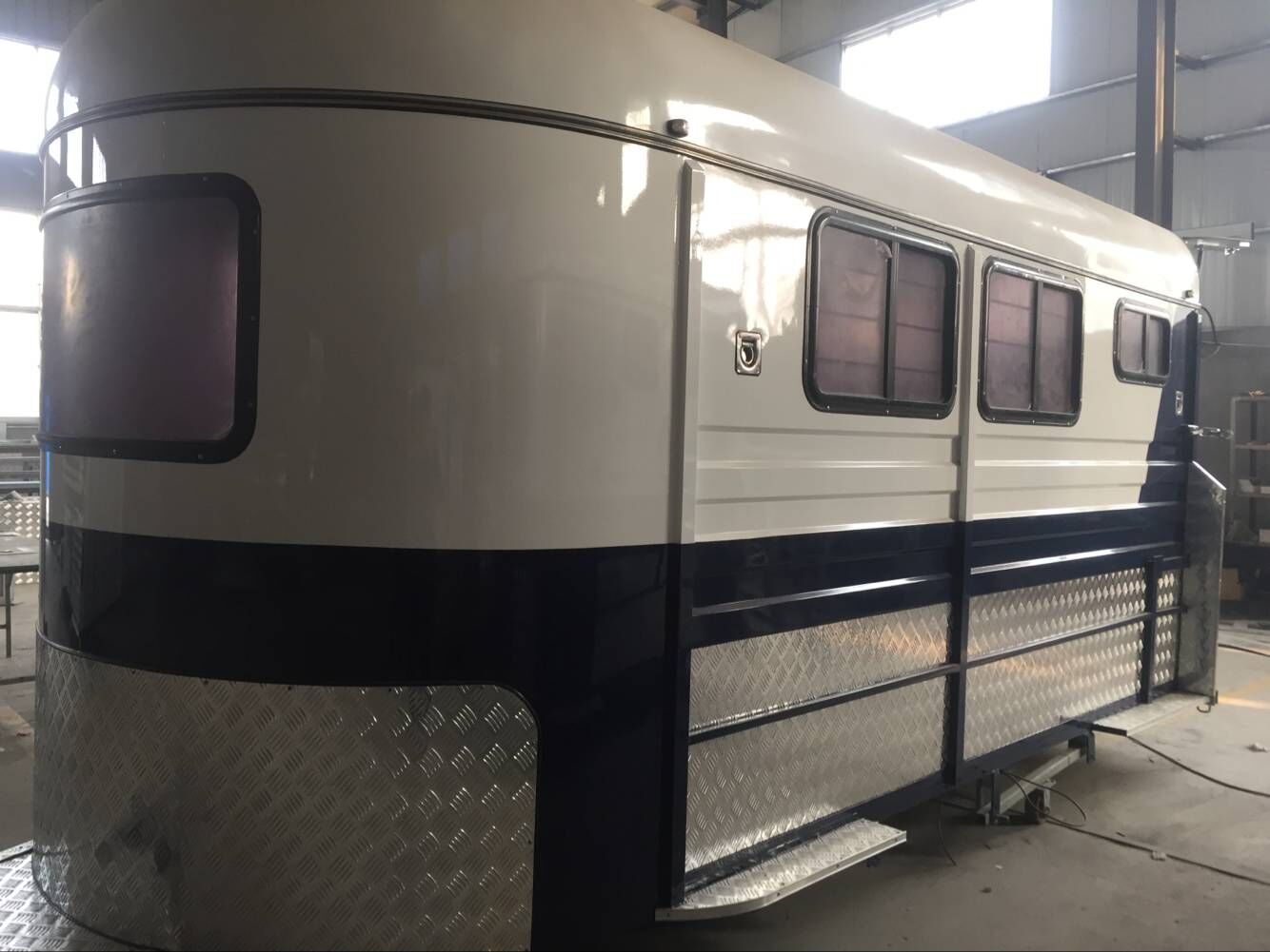 Flutuador de cavalo de carga angular para 3 cavalos