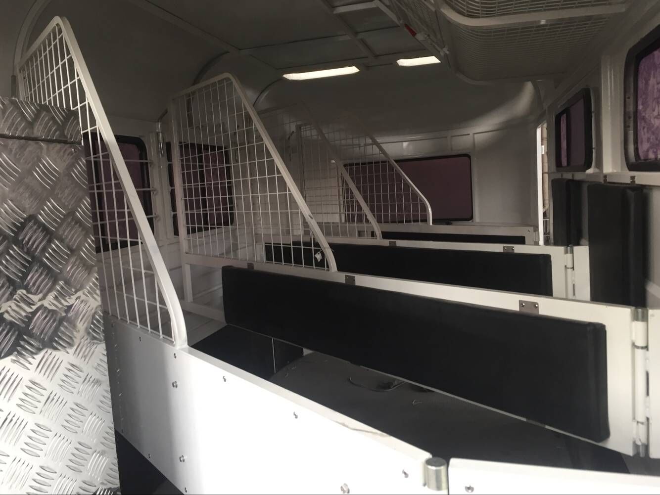 Flutuador de cavalo de carga angular para 3 cavalos