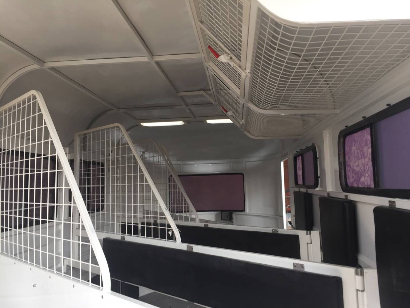 Flutuador de cavalo de carga angular para 3 cavalos