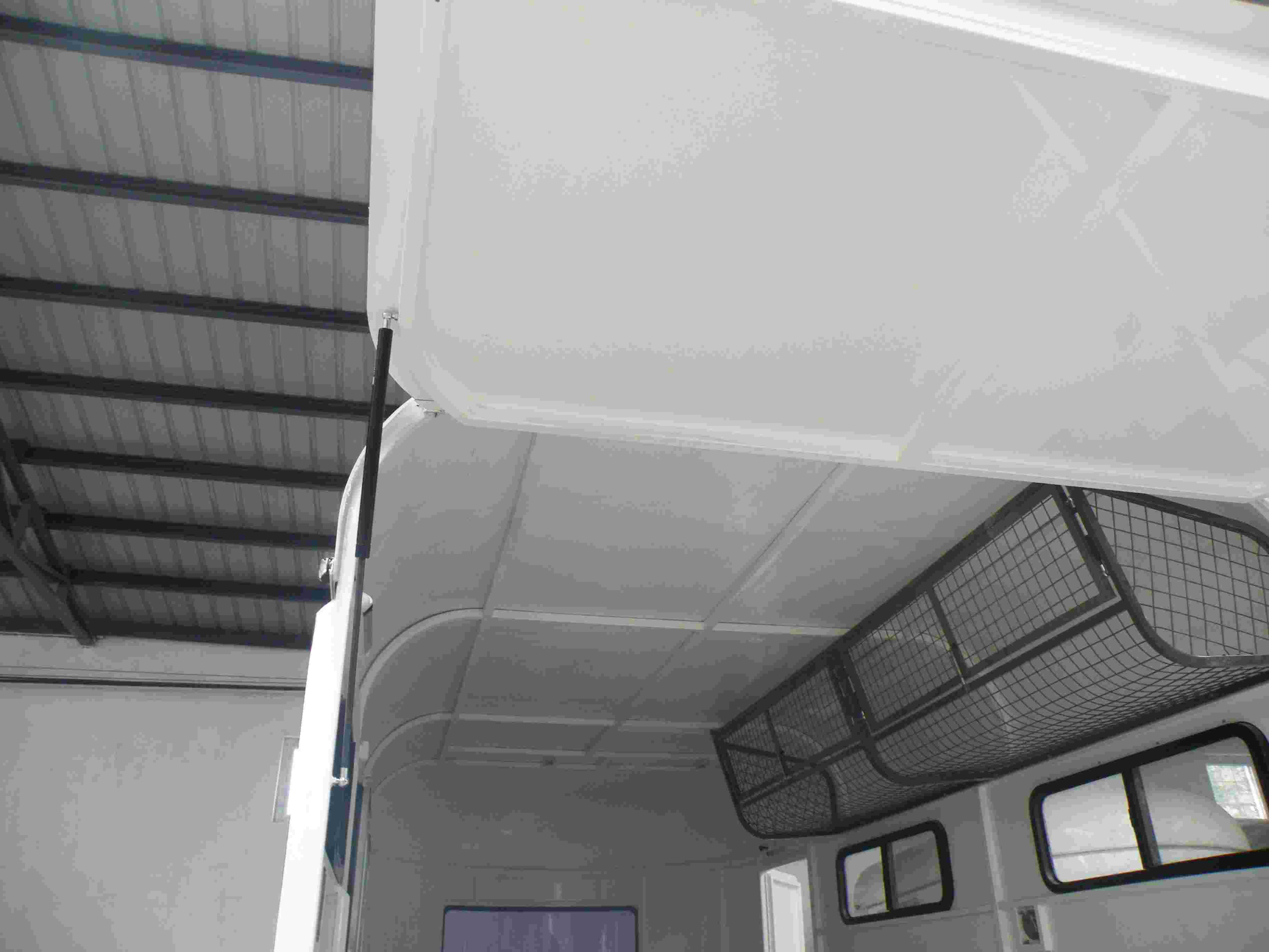 Flutuador de cavalo de carga angular para 3 cavalos