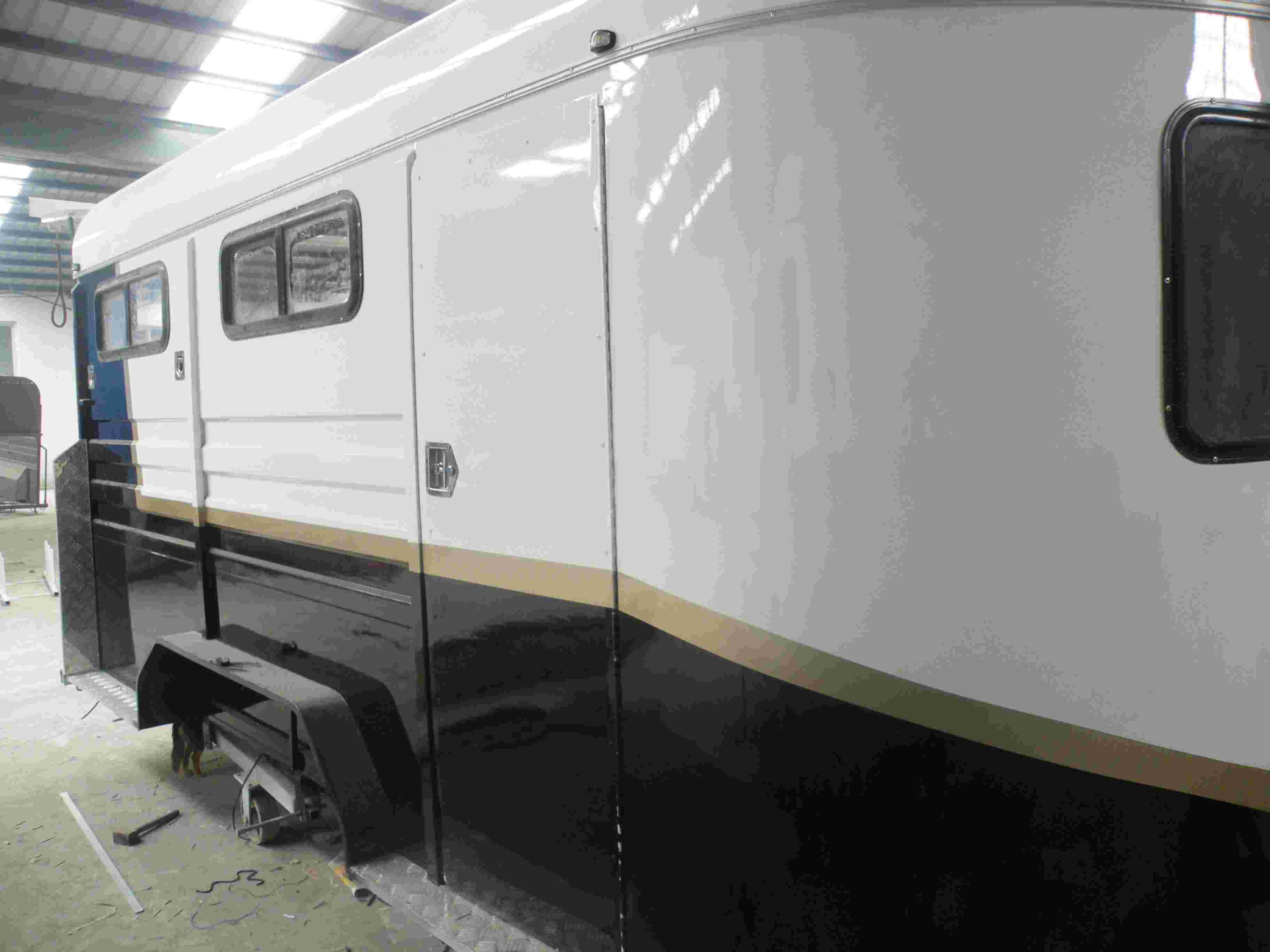 Flutuador de cavalo de carga angular para 3 cavalos