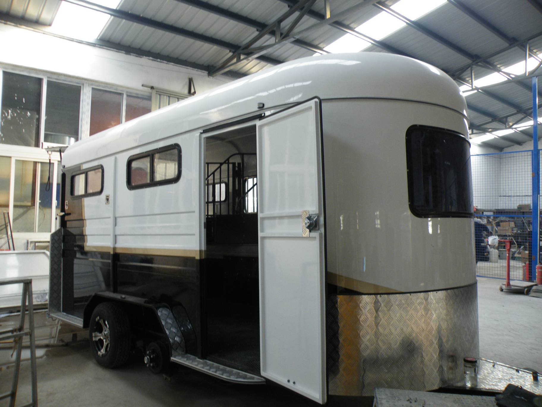 Flutuador de cavalo com carga de ângulo alongado para 2 cavalos