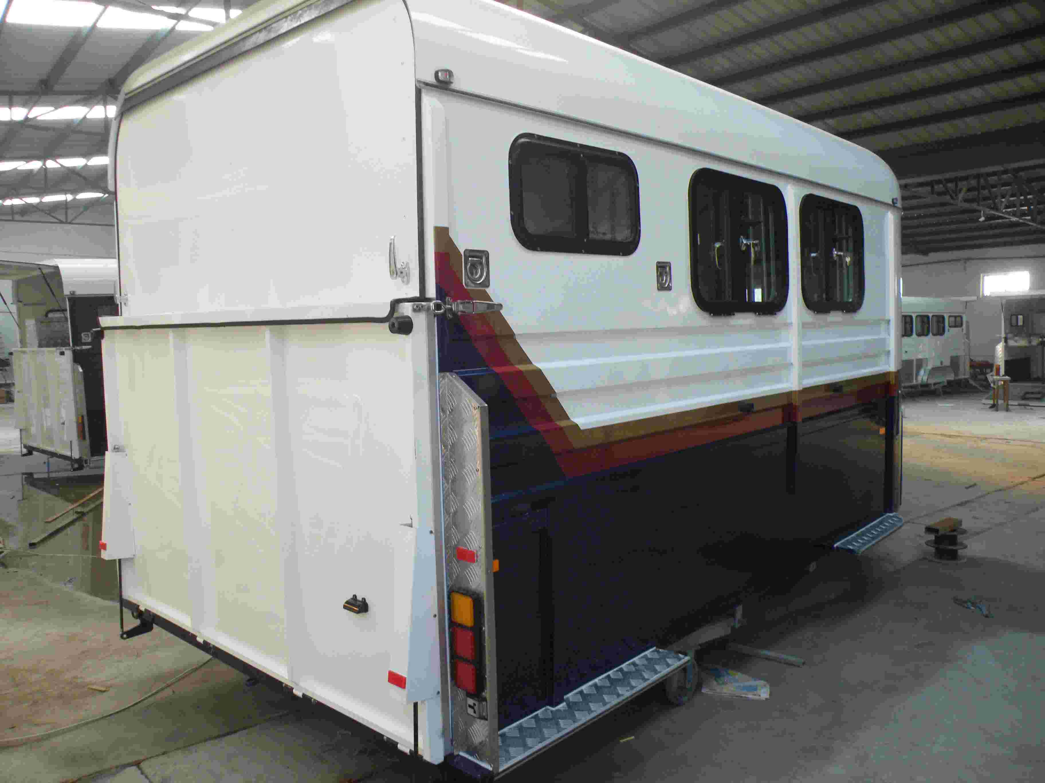 Flutuador de cavalo com carga de ângulo alongado para 2 cavalos