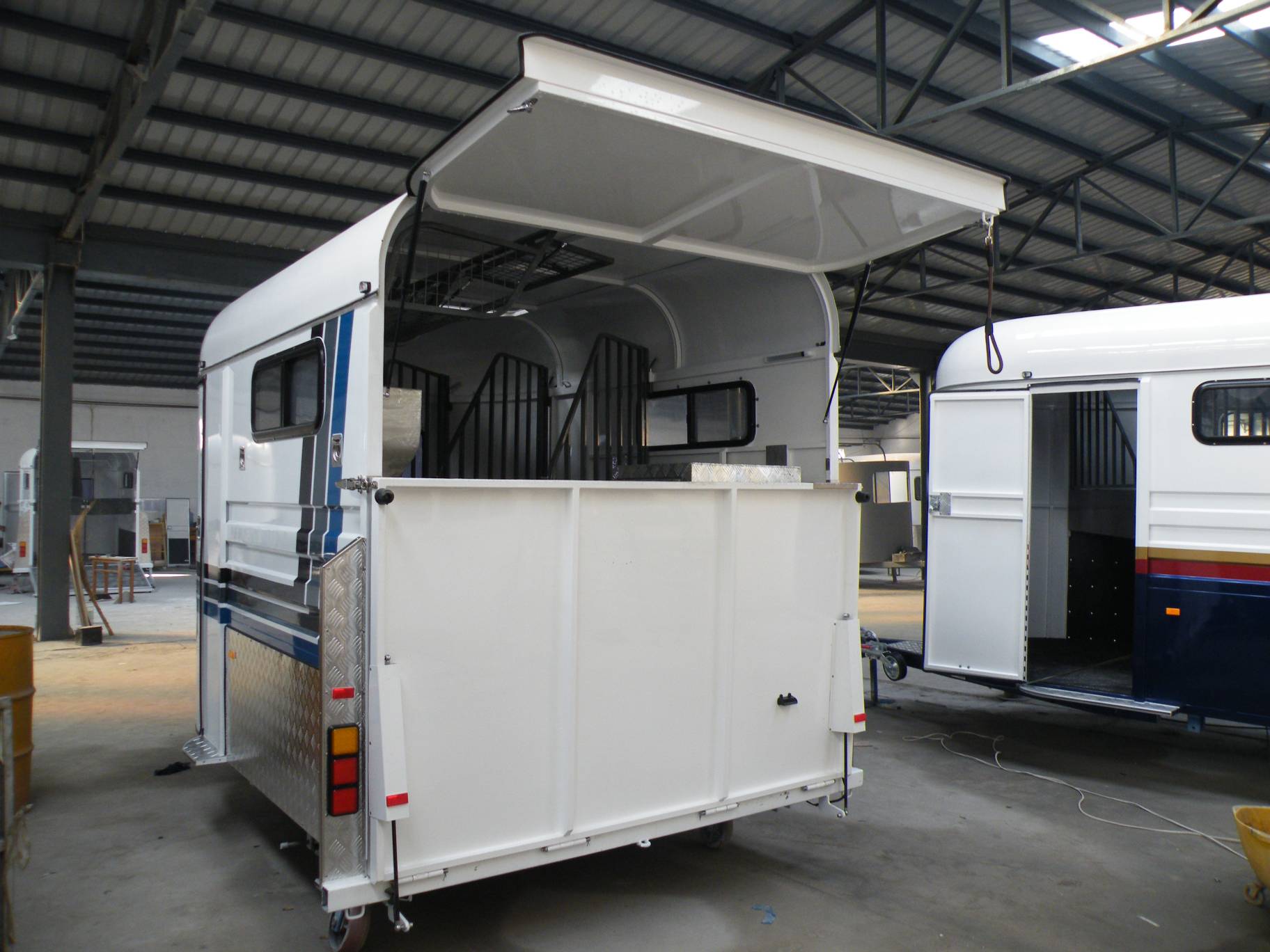 Flutuador de cavalo com carga de ângulo alongado para 2 cavalos