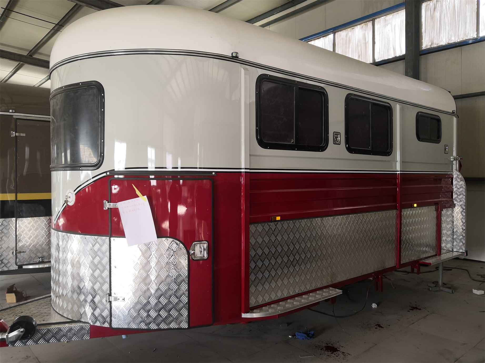 Flutuador de cavalo com carga de ângulo alongado para 2 cavalos