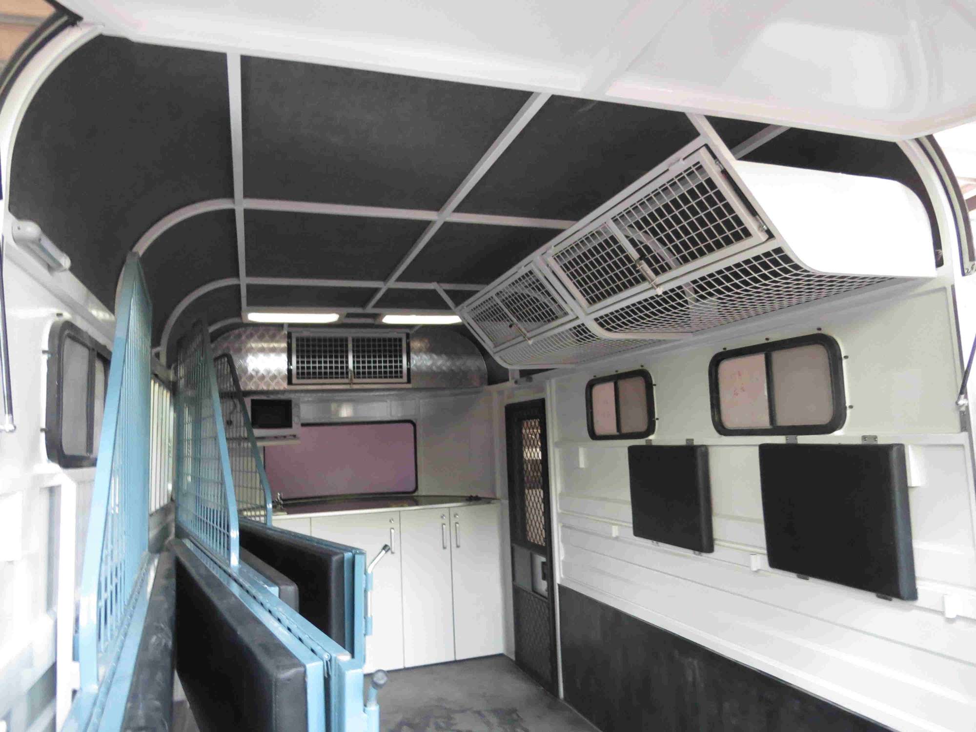 Flutuador de cavalo com carga de ângulo alongado para 2 cavalos