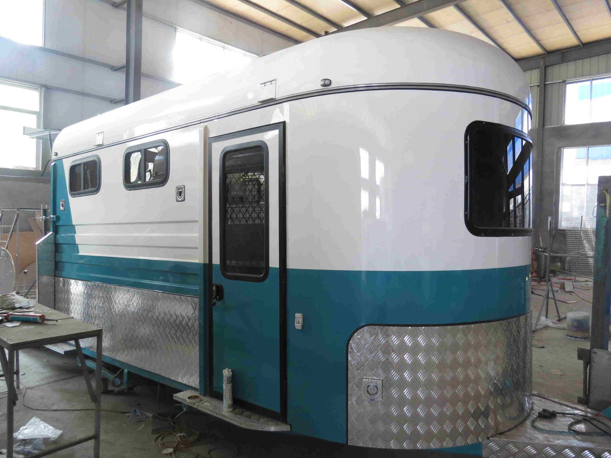 Flutuador de cavalo com carga de ângulo alongado para 2 cavalos