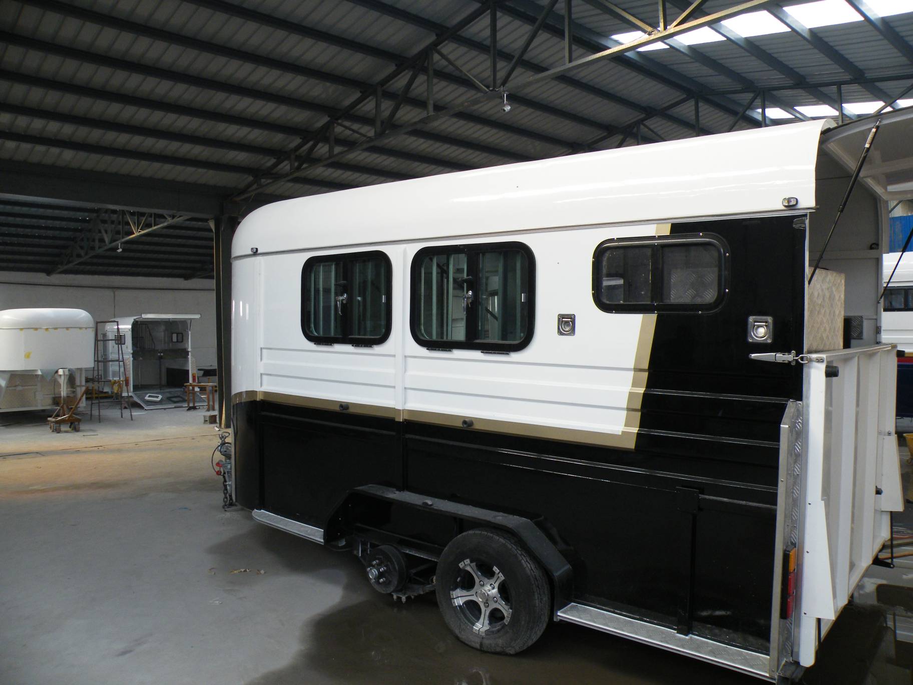 Flutuador de cavalo com carga de ângulo alongado para 2 cavalos