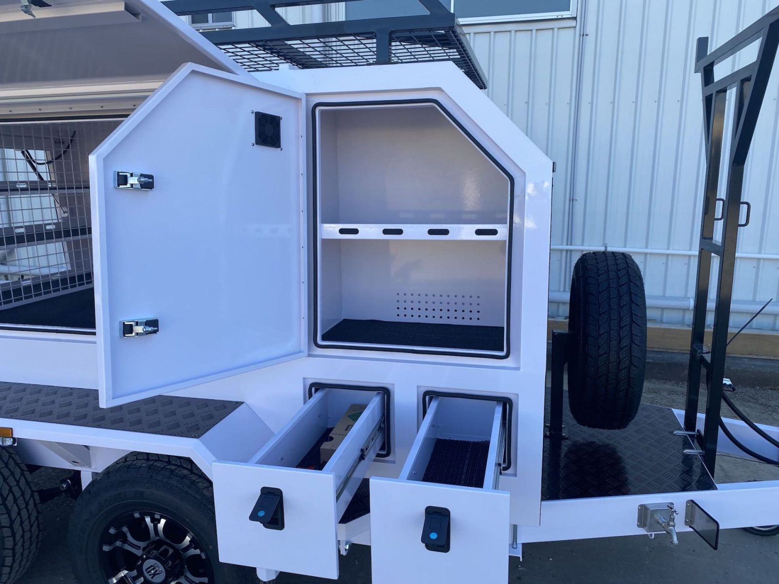 Trailer comerciante de tamanho grande com eixos duplos