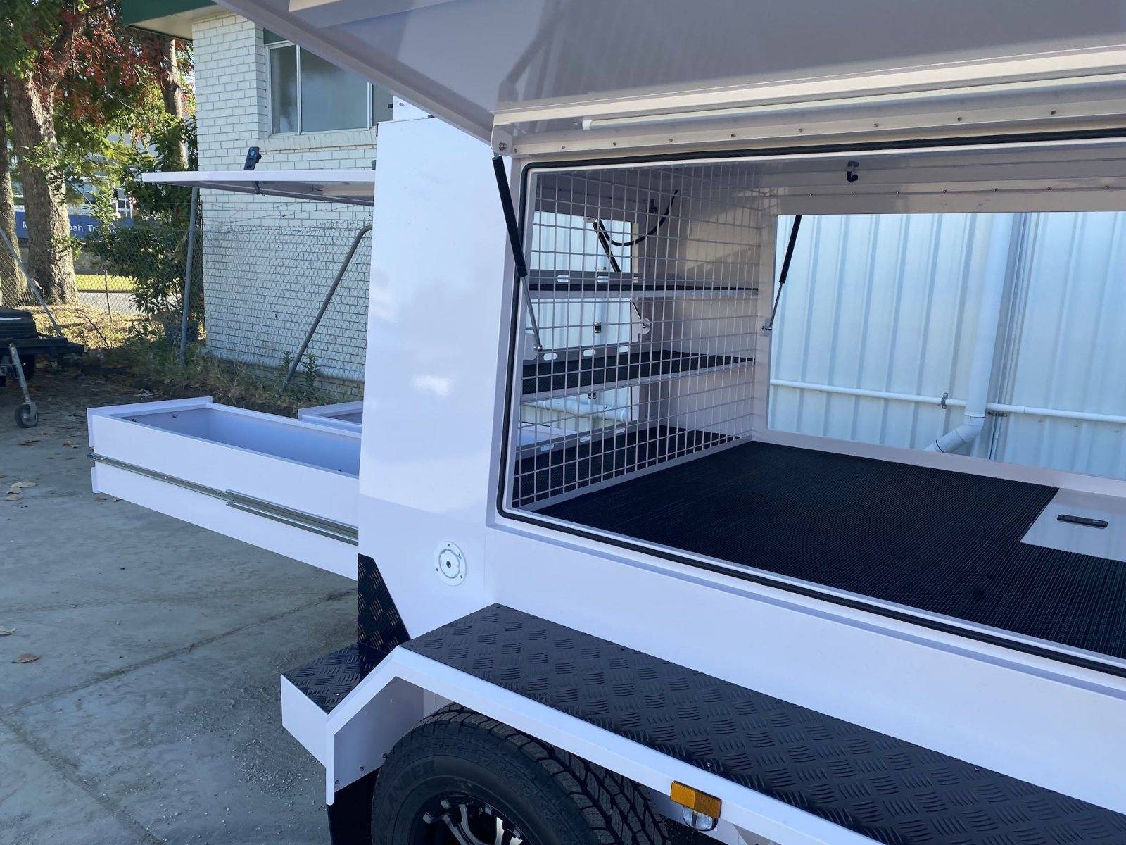 Trailer comerciante de tamanho grande com eixos duplos