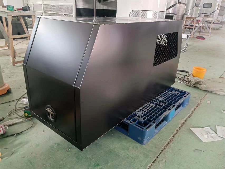 Dossel Ute em liga preta com caixa para cachorro