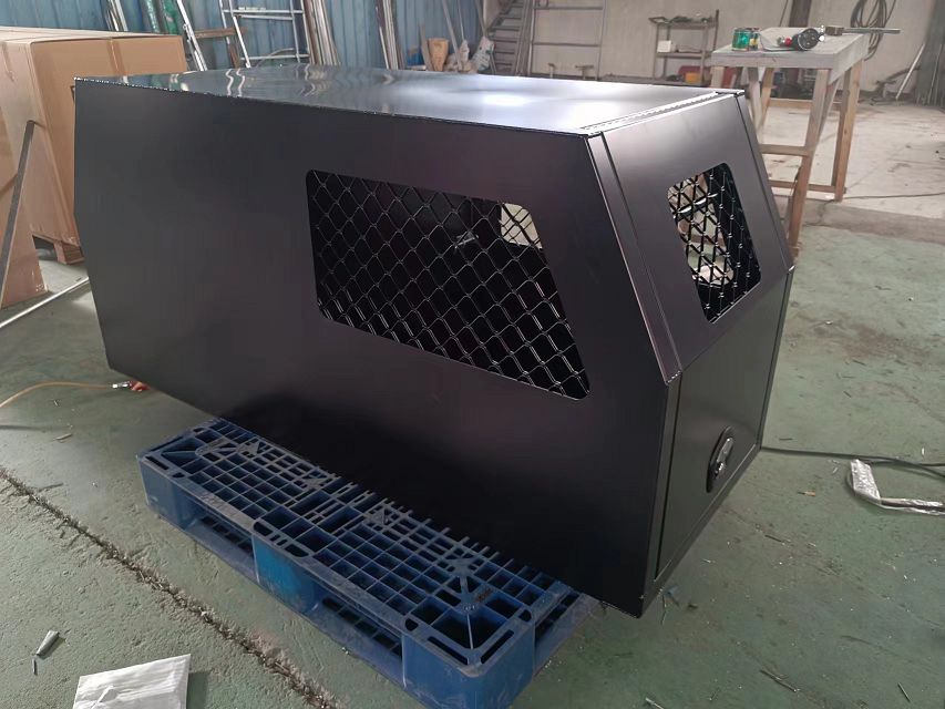 Dossel Ute em liga preta com caixa para cachorro