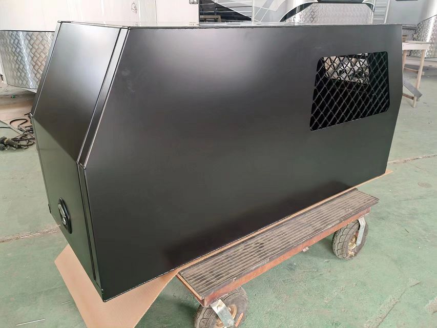 Dossel Ute em liga preta com caixa para cachorro