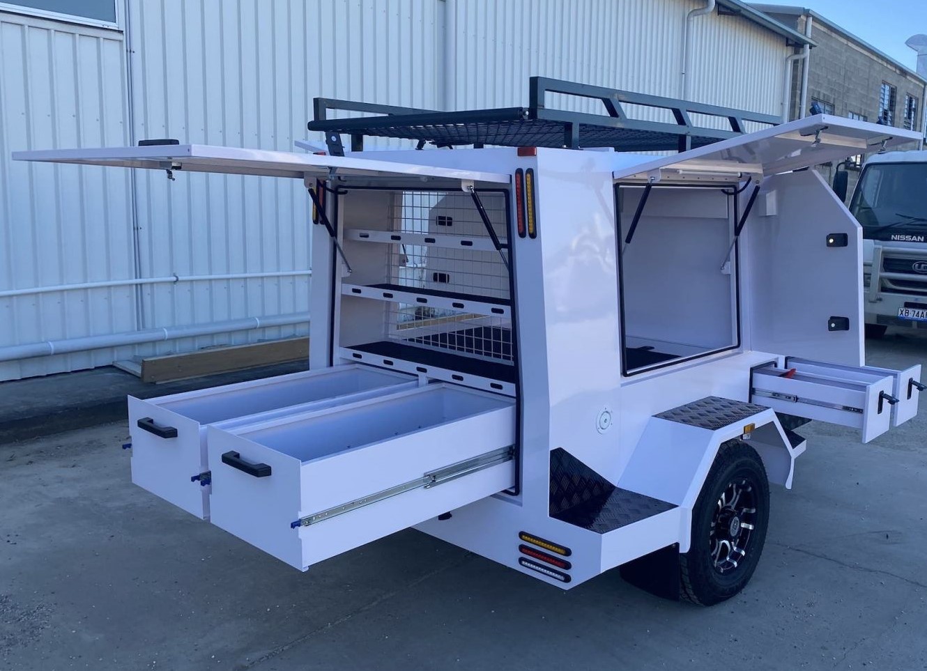 Trailer Tradie grande de eixo único