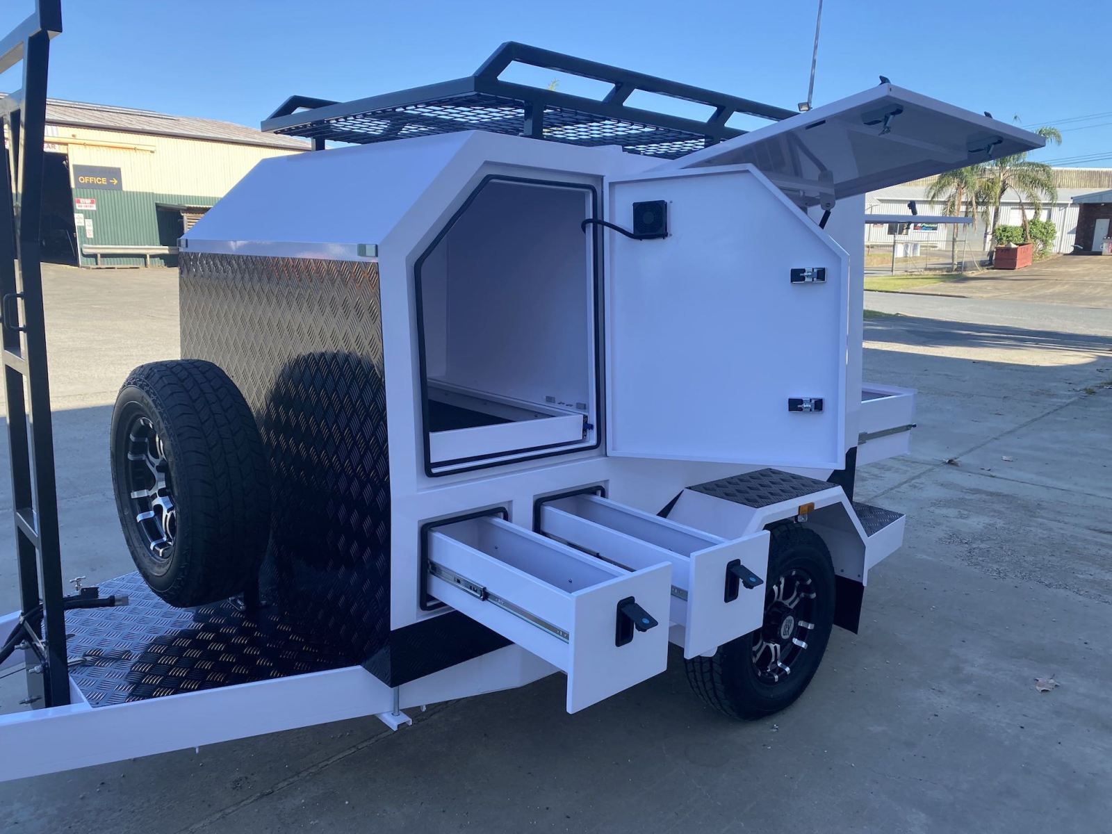 Trailer Tradie grande de eixo único