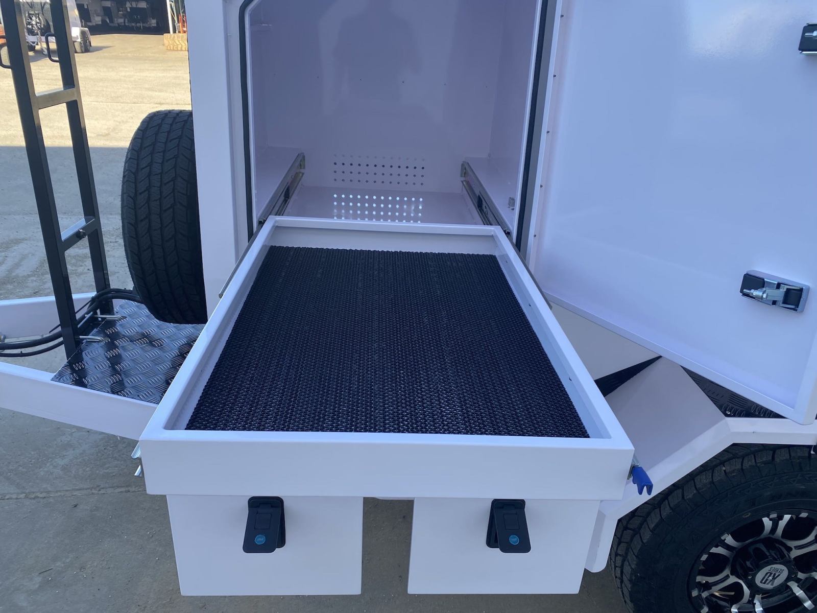 Trailer Tradie grande de eixo único