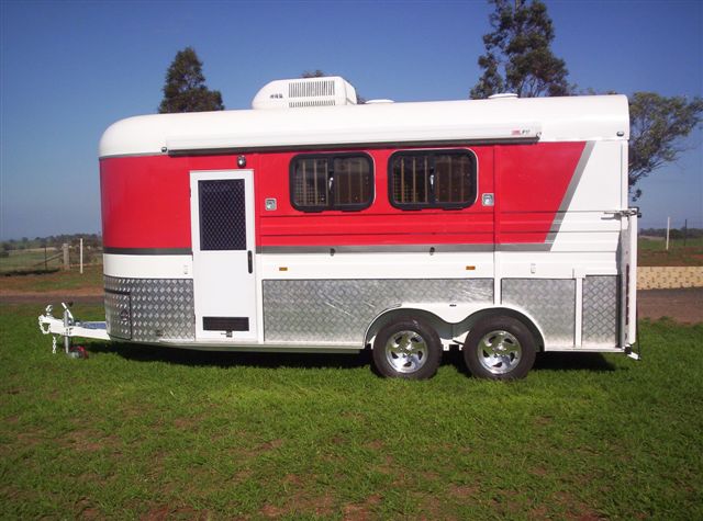 Flutuador de cavalo com carga de ângulo alongado para 2 cavalos Flutuador de cavalo com carga de ângulo alongado para 2 cavalos