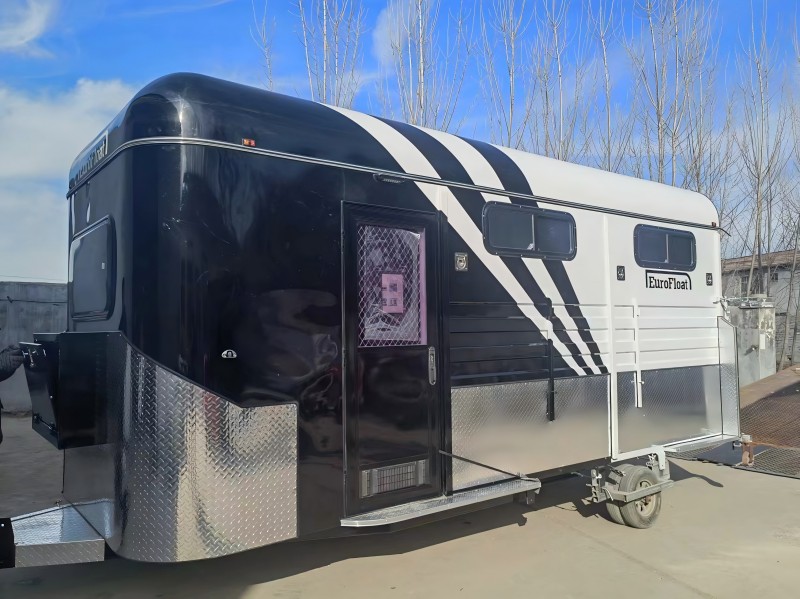 O flutuador quadrado personalizado para cavalos é uma solução de transporte verdadeiramente notável para os amantes de cavalos. Este carro alegórico foi criado para atender às necessidades e desejos exclusivos de seu proprietário. O design frontal quadrado não só lhe confere uma aparência distinta, mas também proporciona espaço adicional e melhor visibilidade. É fabricado com materiais de alta qualidade para garantir durabilidade e segurança aos cavalos. O interior pode ser personalizado com estofamento confortável, sistemas de ventilação e compartimentos de armazenamento. Seja para shows, passeios em trilhas ou viagens de longa distância, este carro alegórico é uma escolha confiável e elegante para transportar seus preciosos companheiros equinos. O flutuador quadrado personalizado para cavalos é uma solução de transporte verdadeiramente notável para os amantes de cavalos. Este carro alegórico foi criado para atender às necessidades e desejos exclusivos de seu proprietário. O design frontal quadrado não só lhe confere uma aparência distinta, mas também proporciona espaço adicional e melhor visibilidade. É fabricado com materiais de alta qualidade para garantir durabilidade e segurança aos cavalos. O interior pode ser personalizado com estofamento confortável, sistemas de ventilação e compartimentos de armazenamento. Seja para shows, passeios em trilhas ou viagens de longa distância, este carro alegórico é uma escolha confiável e elegante para transportar seus preciosos companheiros equinos.